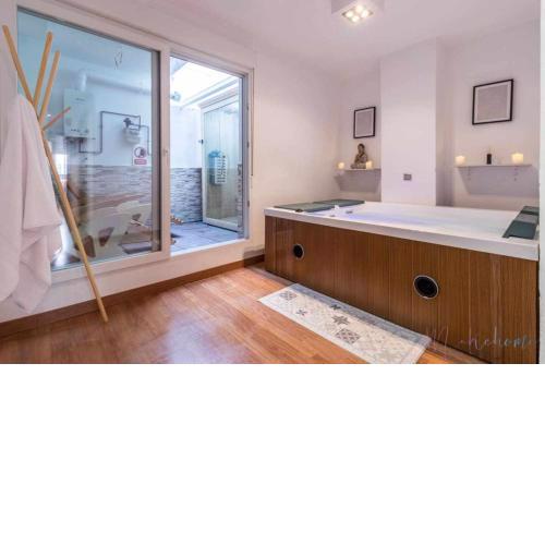 Lujo a tu alcance con spa y garaje pleno centro
