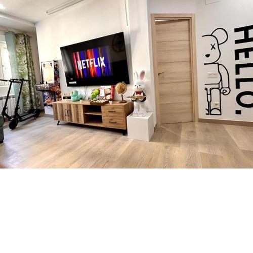 LUJO: Proyector, Maquina Arcade, Wifi y patinetes