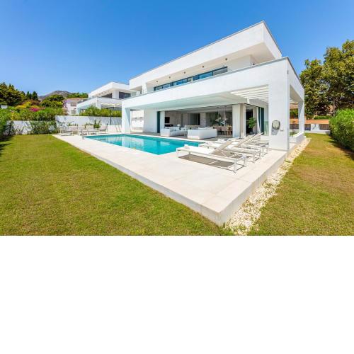 Lujosa y moderna villa en Puerto marina.