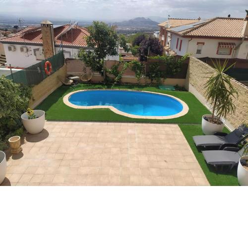Luminosa y confortable casa con vistas y piscina
