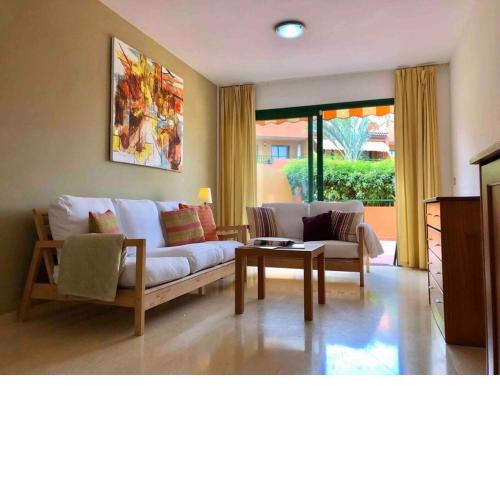 Luminoso Apartamento con Piscina y Parking