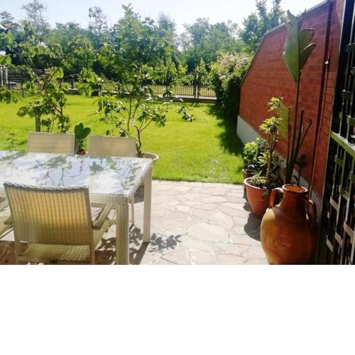 Luminoso appartamento con giardino privato a San Bovio
