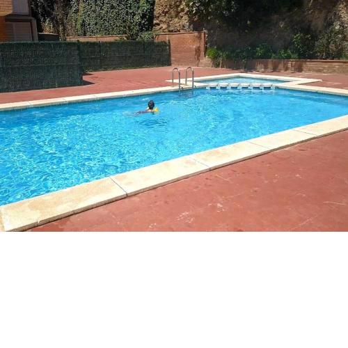 Luminoso y amplio apartamento con piscina