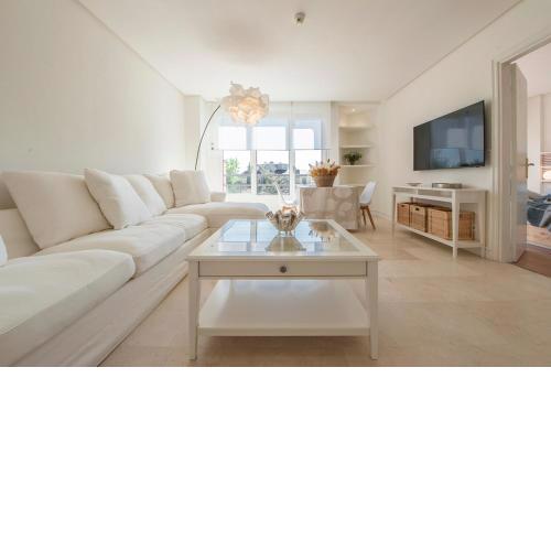 LUMINOSO Y ELEGANTE APARTAMENTO EN URBANIZACIÓN DE LUJO EN ARAVACA – MADRID / CON PISCINA, GIMNASIO Y PARKING PRIVADO CON PORTERO Y VIGILANCIA