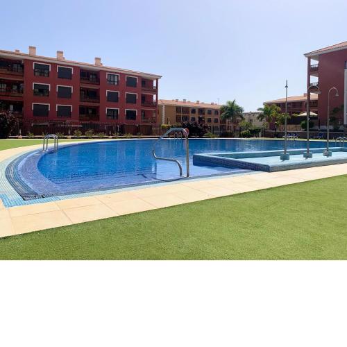 Luminoso y Elegante, piscinas y pistas de pádel
