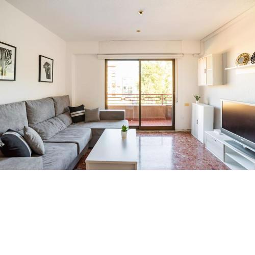 Luminosos y Amplio apartamento reformado. terraza