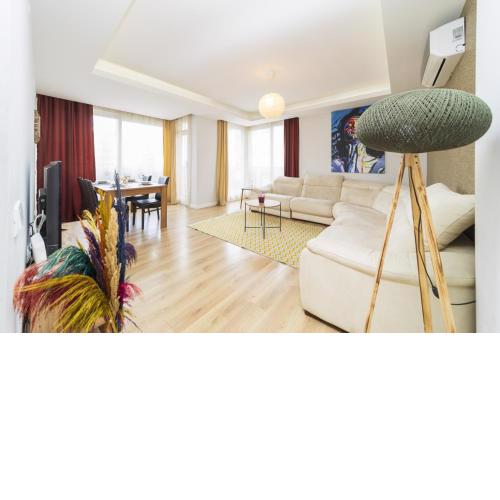 Luminous Flat 15 min to Hadrian Gates