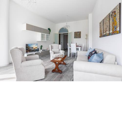 Lungarno Elegant Apartment with Panoramic Balcony