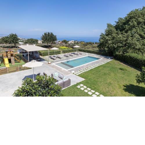 Lux Villa Mia with Heated Pool, 2km to Beach & Childrens Area!