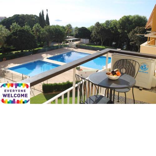 Luxurious 1 bed apartment with 5 pools & gardens.