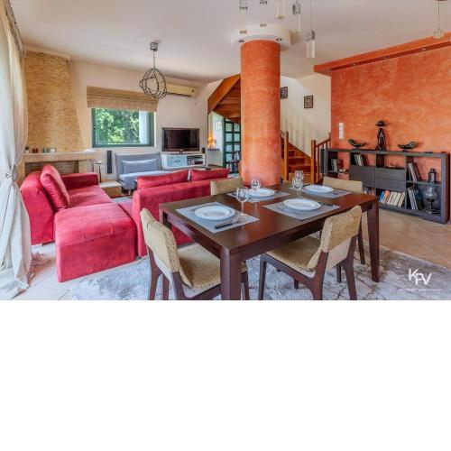 Luxurious 2-Bedroom House in Athens Riviera