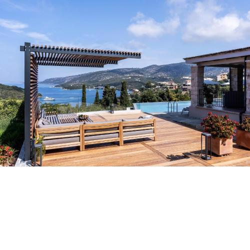 Luxurious 4 bedroom villa Xris with infinity pool and beach access