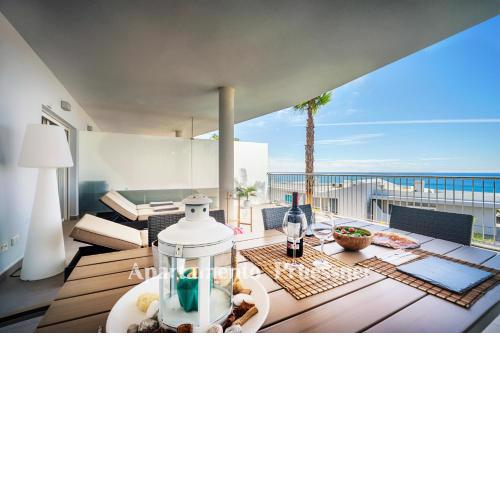 Luxurious apartment with sea views and beautiful terrace