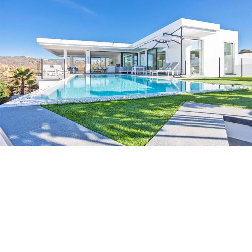Luxurious Cabopino Villa - Your Ultimate Getaway Marbella