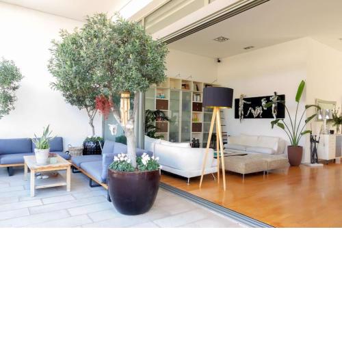 Luxurious garden-view apartment, Kifissia