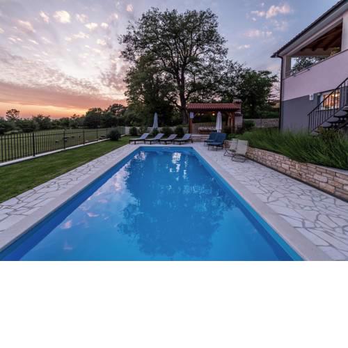 Luxurious Holiday Home with Swimming Pool in Tinjan