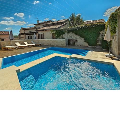 Luxurious Holiday Home with Swimming Pool in Vizinada