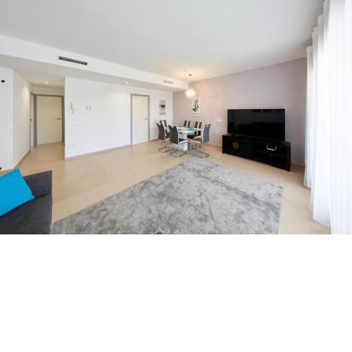 Luxurious Newly Renovated 2 Bedroom Condo by the Beach