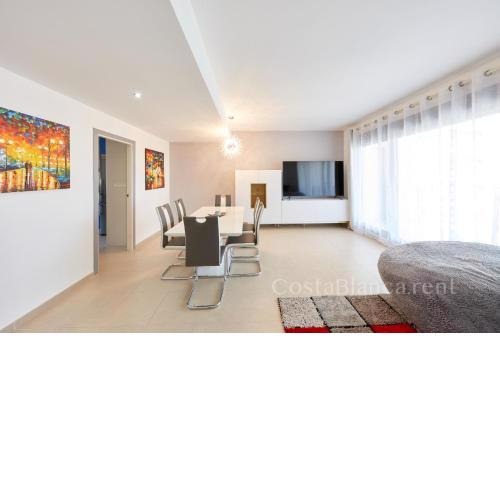 Luxurious, Newly-Renovated Large 2-Bedroom Condo by the Beach