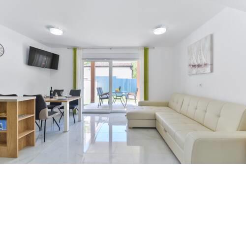 Luxurious two bedroom villa with jacuzzy- casA3