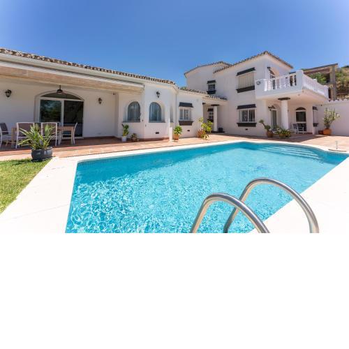 Luxurious villa close to sea and golf