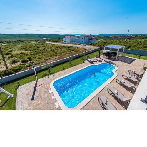 Luxurious Villa in Debeljak with Swimming Pool