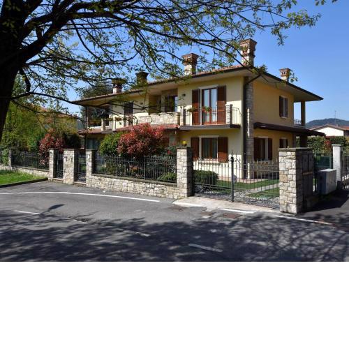 Luxurious Villa in Lombardy with Garden and bubble bath