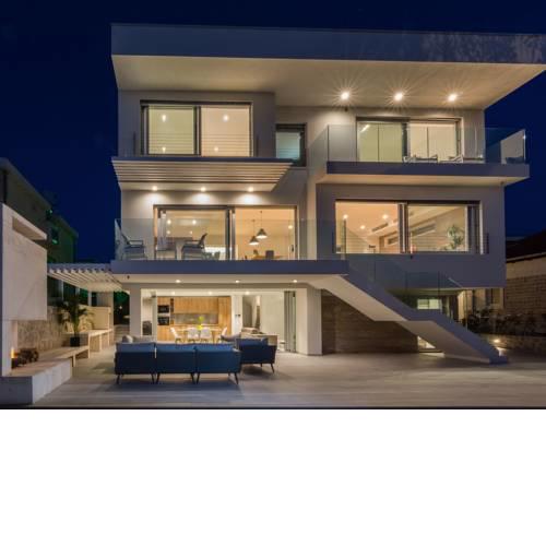 Luxurious Villa with Private Garden near Sea in Kozino