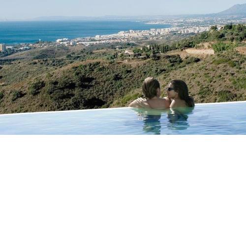 Luxury 2 bed/2 bath Sea and Mountain view Marbella Resort apartment