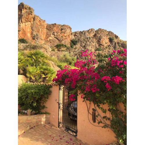 Luxury 3 BD mountainside villa, amazing sunsets.