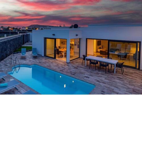Luxury 3 Bed Villa Playa Blanca - By Apricus Holidays