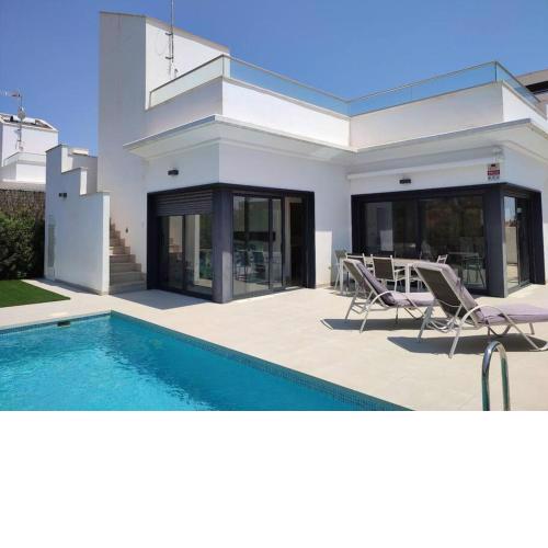 Luxury 3 Bedroom 2 bathroom Villa with Pool