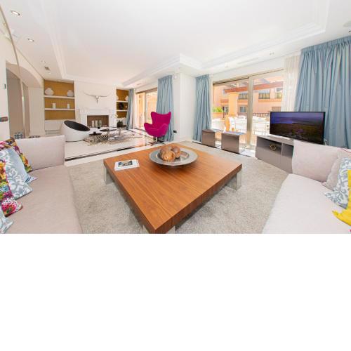 Luxury 3BDRS apt. In Mistral Beach with sea views.