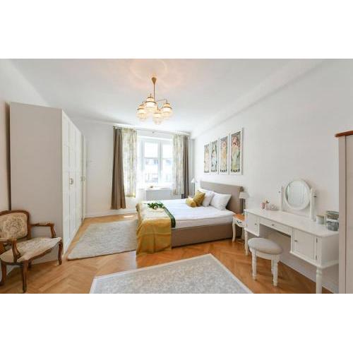 Luxury 3bedrs 2baths Apartment by Old Town Square