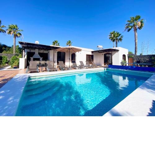Luxury 4 bedroom modern villa in Lanzarote