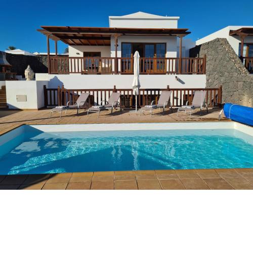 Luxury 4-Bedroom Villa With Heated Pool + Sea View