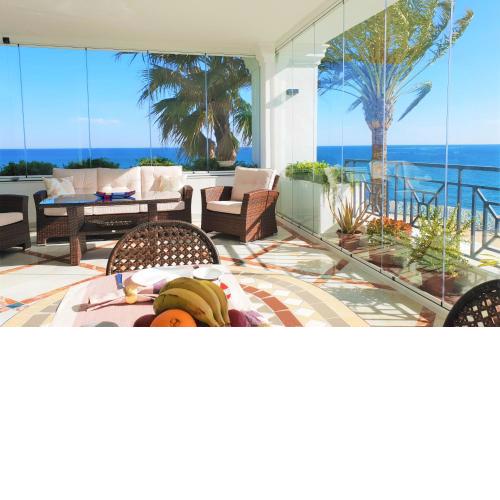 LUXURY APARTMENT FRONTAL TO THE SEA IN ESTEPONA DONCELLA BEACH