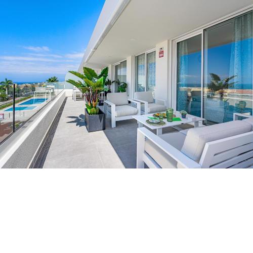 Luxury apartment. Heated Pool. AC. Ocean view!