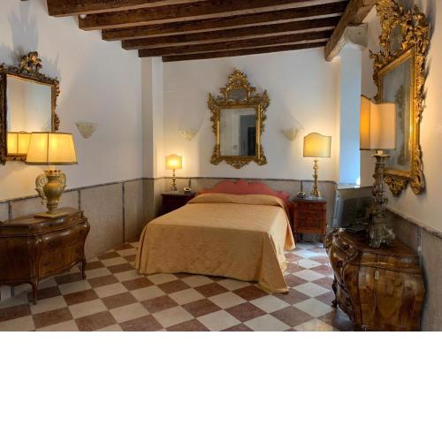 Luxury Apartment in San Marco with Canal View