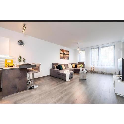 Luxury Apartment w/ River View + Private Parking