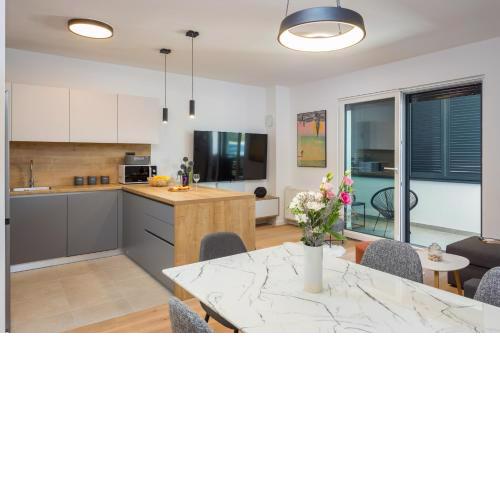 LUXURY Apartment with 3 Bedrooms & FREE Parking