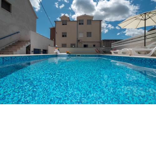 Luxury apartment with heated pool KLIS