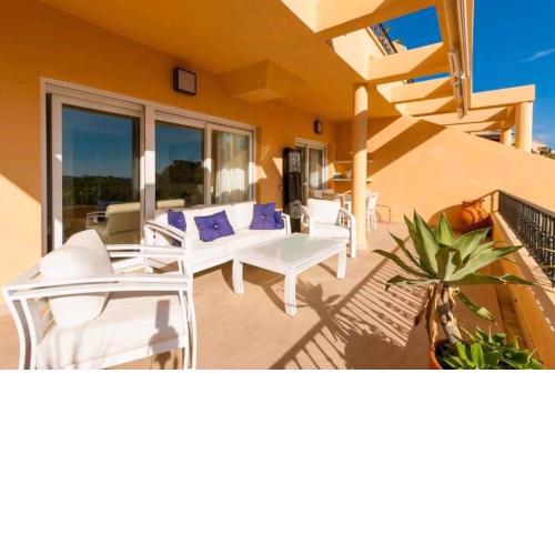 Luxury Apt in the golf valley above Puerto Banús.