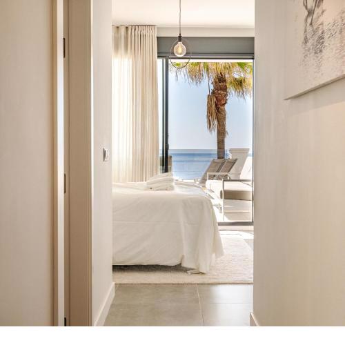 Luxury apt with sea views and 350m to the beach