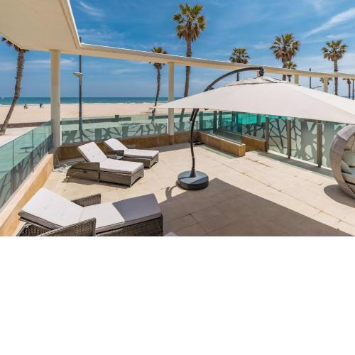 Luxury Beach Front Apartment with Pool