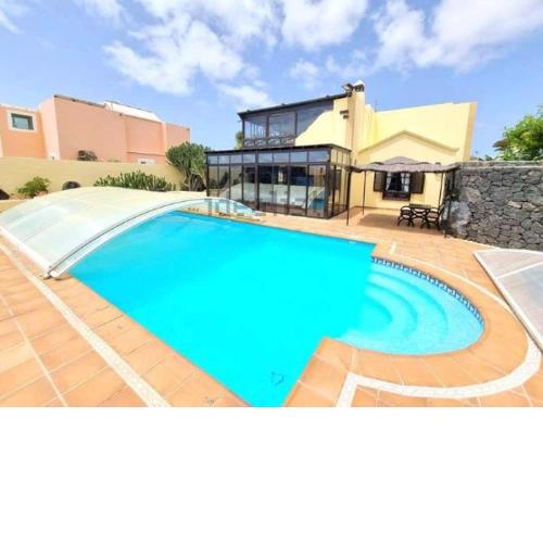 Luxury Canarian family villa with large pool