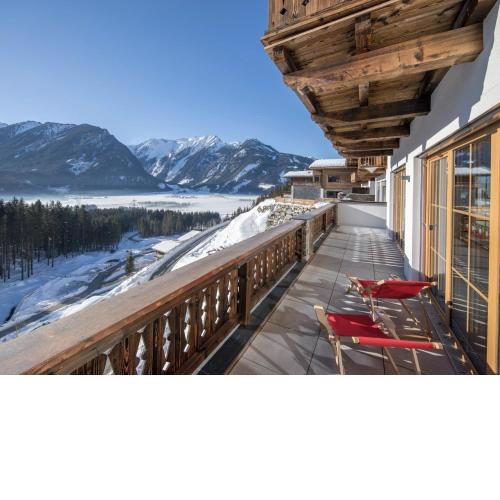 Luxury chalet with 5 bathrooms, near a small slope