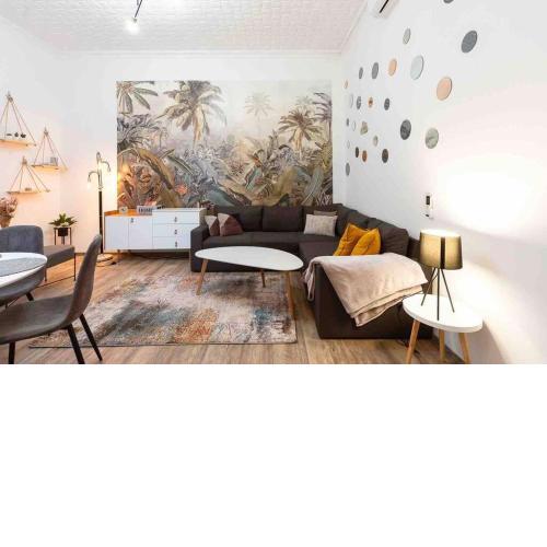 Luxury City Center apartment next to New York Cafe