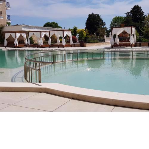 Luxury double bed apartment in apartment hotel "Valencia Gardens" on beautiful beach for discerning