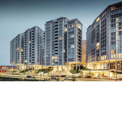 Luxury Living, Sightseeing and Shopping -many extras
